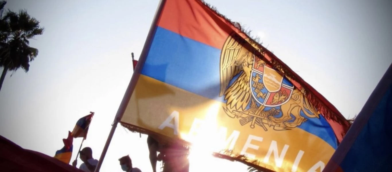 Τουρκικό ΜΜΕ: «Οι Αρμένιοι συμμετείχαν σε διαδήλωση στο Παρίσι με σημαίες τρομοκρατών» (φώτο)